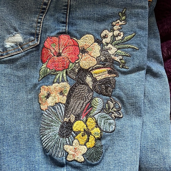 Embroidered floral distressed skinny jeans - Picture 3 of 6